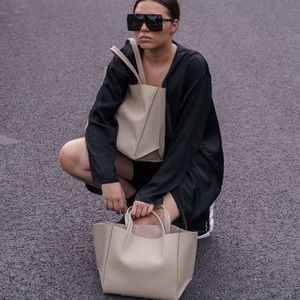 Ampersand as apostrophe tote